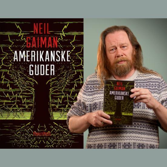 Bibliotekets medarbejder Jan holder bogen "Amerikanske guder"