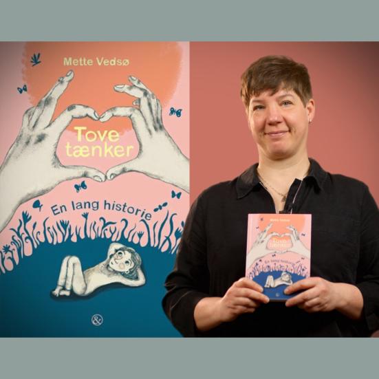 Bibliotekets litteraturformidler Louise holder bogen "Tove tænker - En lang historie"