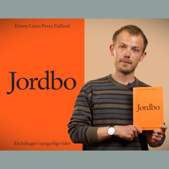 Bibliotekets litteraturformidler Stinus holder bogen "Jordbo - En ledsager i uregerlige tider"