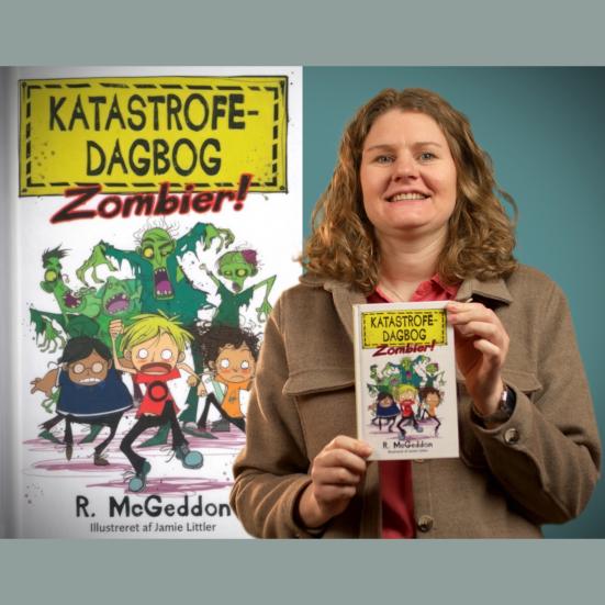 Bibliotekets litteraturformidler Trine holder bogen "Katastrofedagbog: Zombier!"