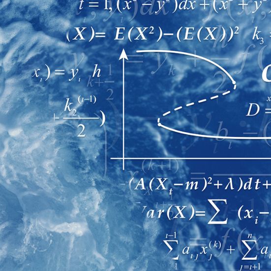 Blå, støvet tavle med matematiske formler