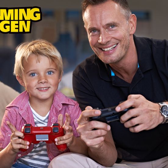 Mand og dreng siddende i en sofa med med controllers i gang med et computerspil