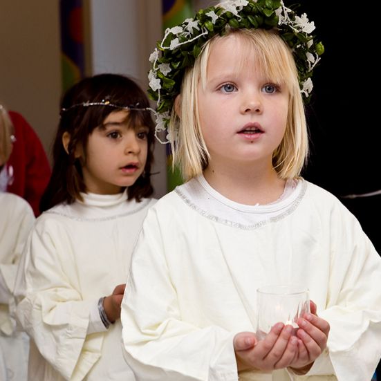 Børnehavebørn går Lucia-optog