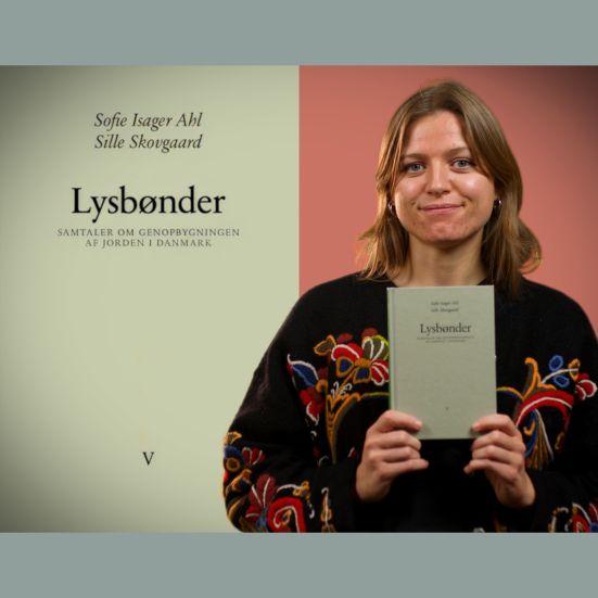 Bibliotekets litteraturformidler Kirsten holder bogen "Lysbønder"