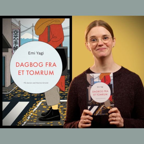 Bibliotekets litteraturformidler Mette holder bogen "Dagbog fra et tomrum"