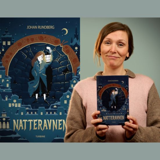 Bibliotekets børnelitteraturformidler Sara holder bogen "Natteravnen"