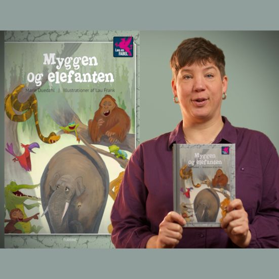 Bibliotekets litteraturformidler Louise holder en bog i "Læs en FABEL"-serien