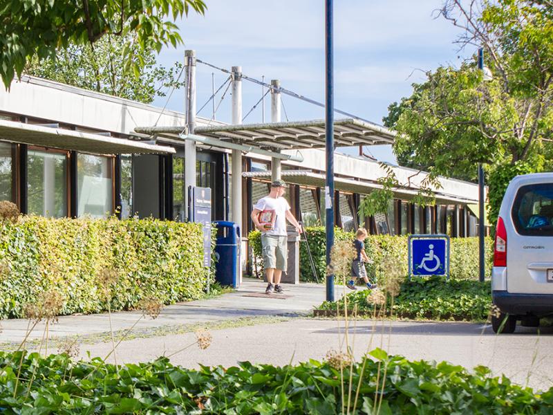 Hovedindgangen på Glostrup Bibliotek set fra parkeringspladsen