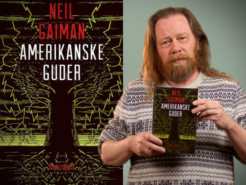 Bibliotekets medarbejder Jan holder bogen "Amerikanske guder"