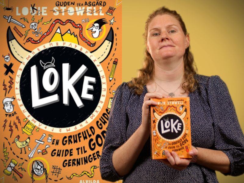 Bibliotekets litteraturformidler Trine holder bogen "Loke"