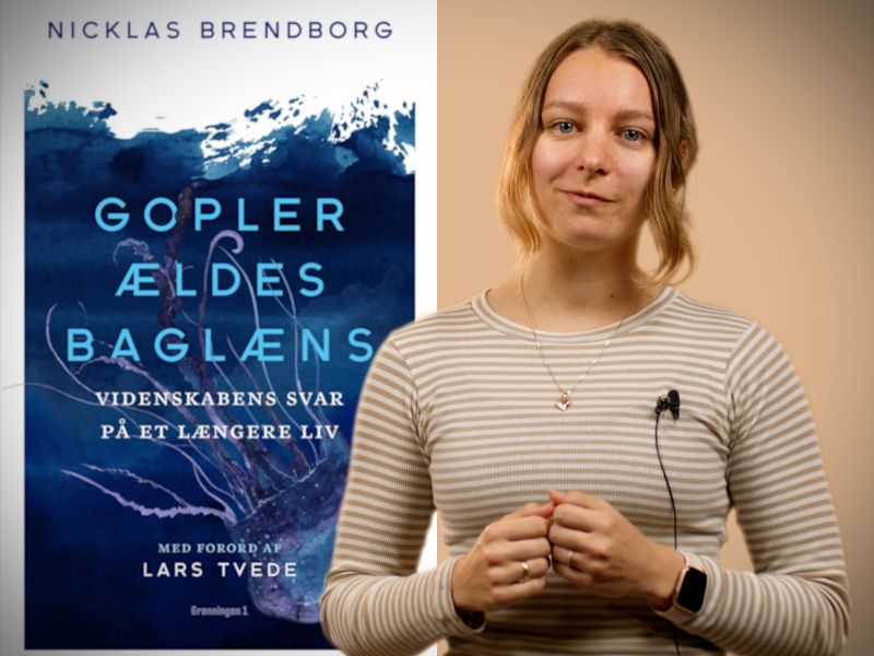 Bibliotekets medarbejder Helene holder bogen "Gopler ældes baglæns"