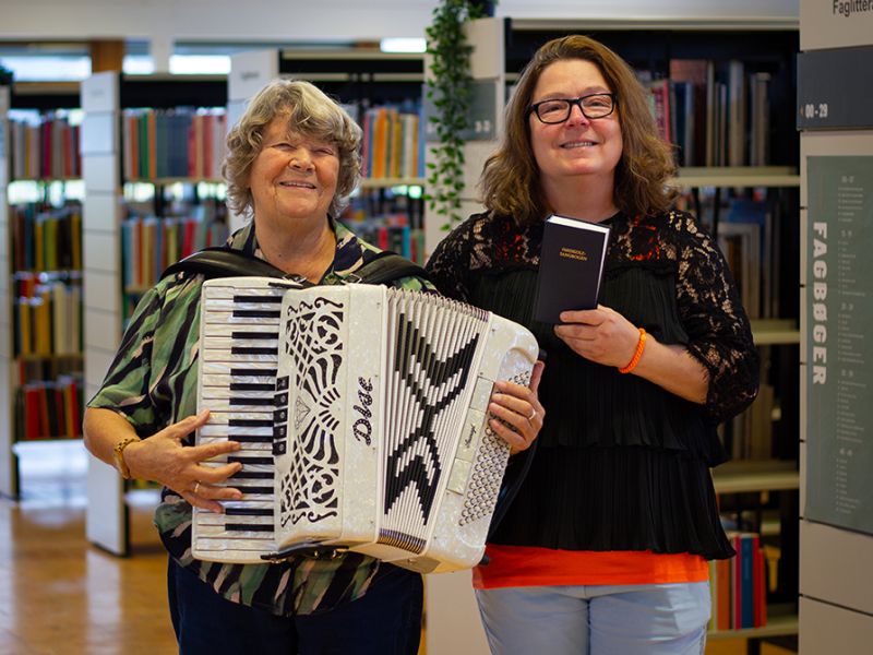 Harmonikanist og kvinde med sangbog