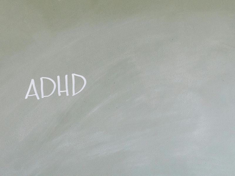 En tavle hvor der med hvidt kridt står ADHD