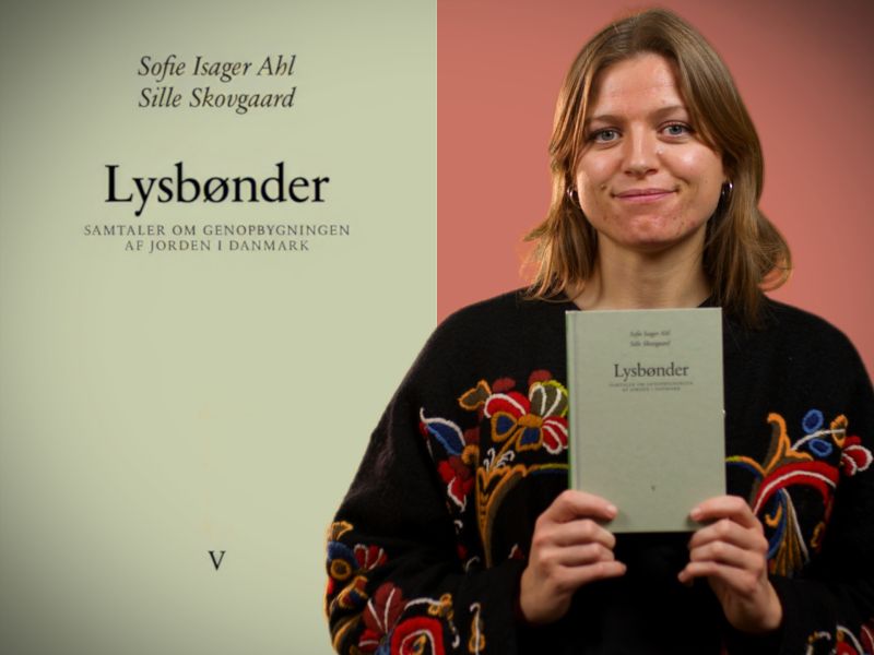 Bibliotekets litteraturformidler Kirsten holder bogen "Lysbønder"