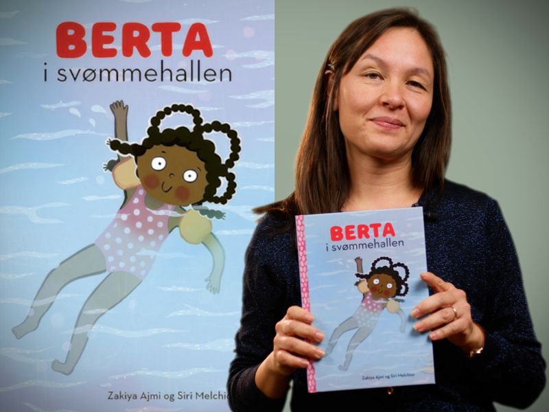 Bibliotekets børnelitteraturformidler Nana holder bogen "Berta i svømmehallen"