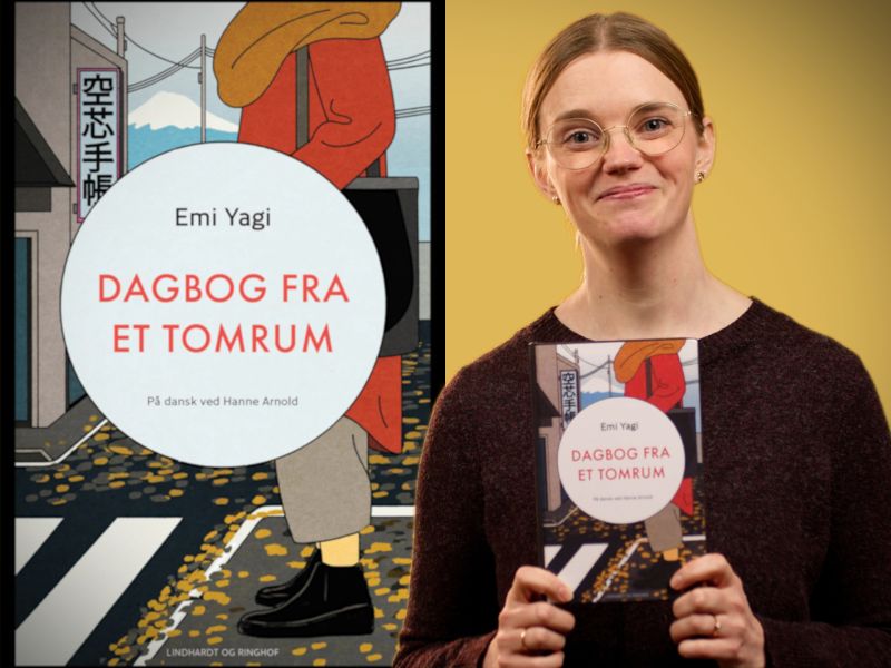 Bibliotekets litteraturformidler Mette holder bogen "Dagbog fra et tomrum"