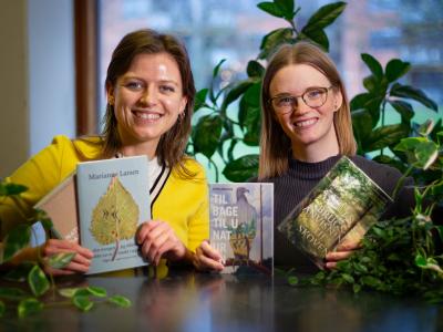 Bibliotekets litteraturformidlere Kirsten og Mette viser naturbøger frem