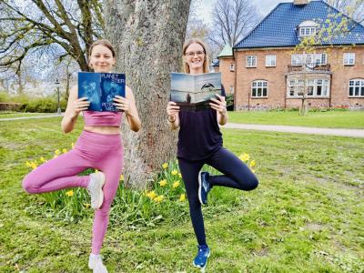 Helene og Mette fra Glostrup Bibliotek dyrker yoga udendørs