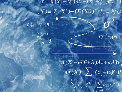 Blå, støvet tavle med matematiske formler