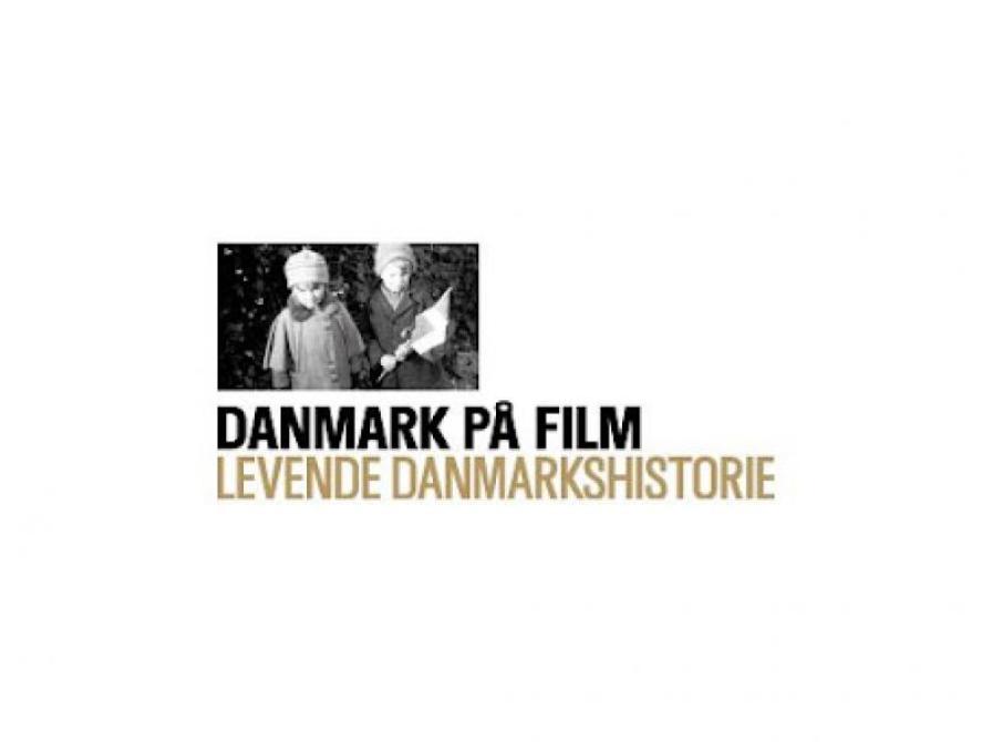 Logo Danmark på film. To børn i sort hvid med et dannebrogsflag i hånden